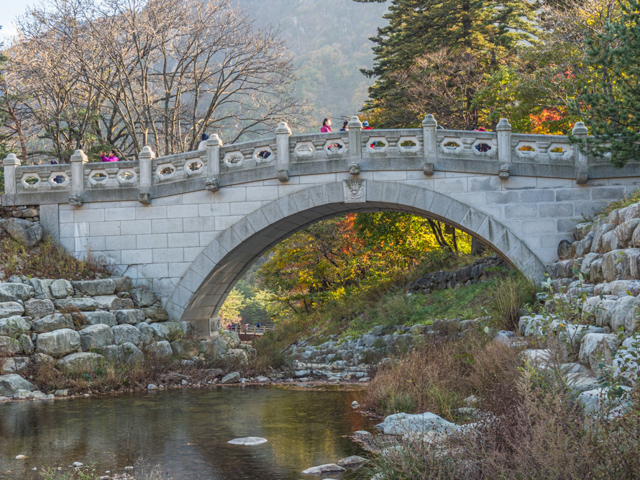 Hyeonsurge Bridge over a ravine 