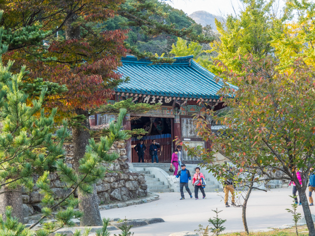 Cheonwangmun Gate the main gate into Shinhenugsa Temple 