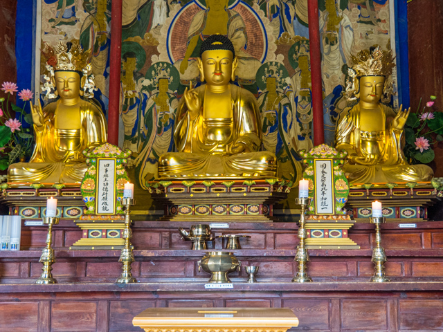 Main Alter with Buddha and two crowned Bodisattvas 