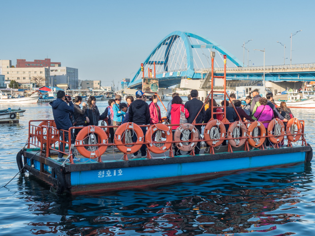 Ferry Across the Cheongchoho. 