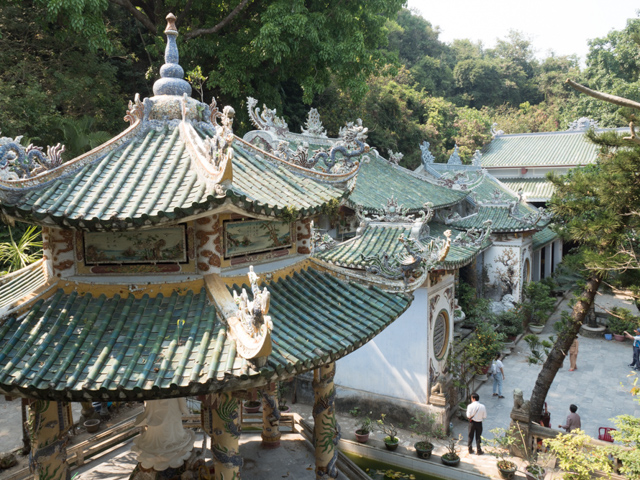 Entrance to Hoa Nghiem Cave 