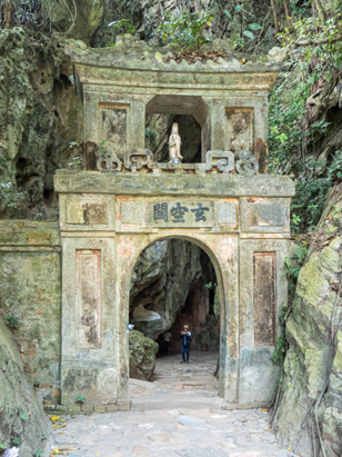 Entrance to Hoa Nghiem Cave 