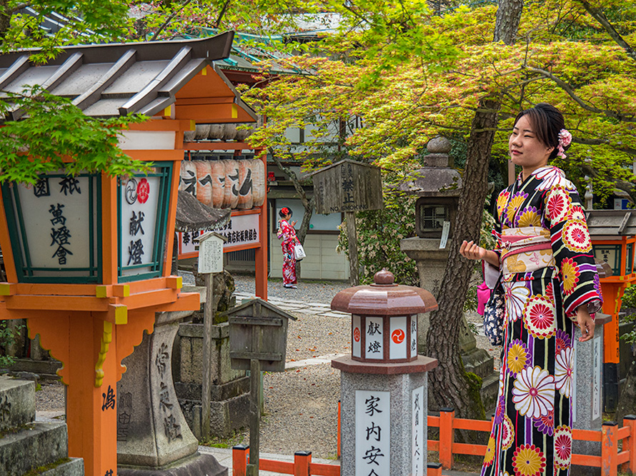 Japanese women wearing kimonos 